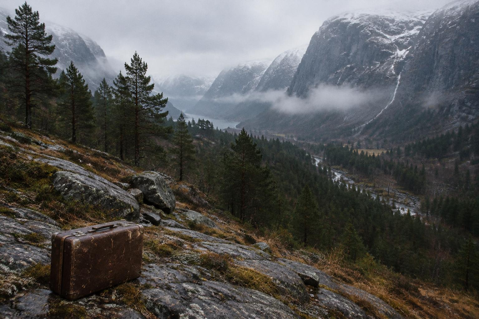 Illustration of Isdalen valley near Bergen, with a symbolic suitcase; not a crime-scene photograph